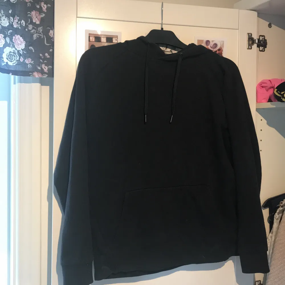 Supermysig helt vanlig svart hoodie från soc. Knappt använd, säljer då jag har två 💘. Hoodies.