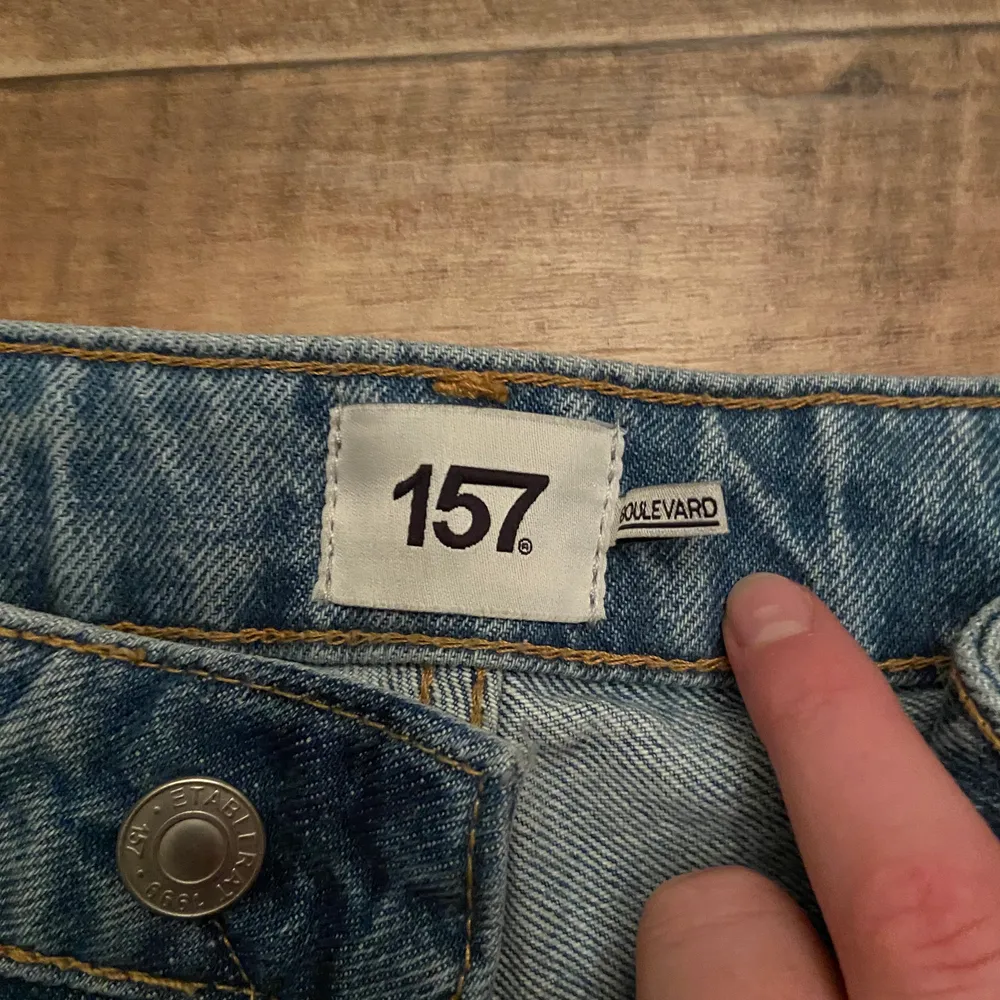 Fina jeans från lager 157, sitter väldigt bra och är sköna. Storlek xs. Endast använda några enstaka gånger så i nyskick. Kan skickas om köparen betalt frakten. 150kr . Jeans & Byxor.