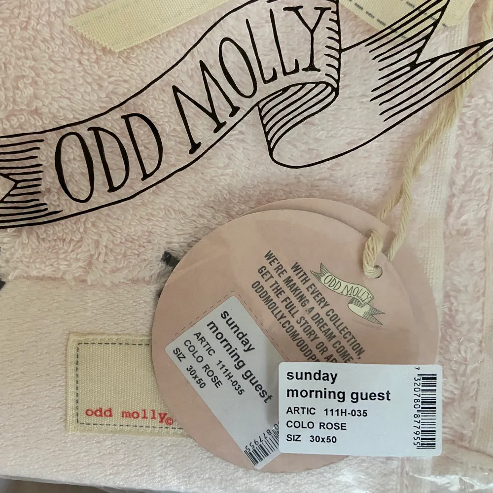 Ljus Rosa Oanvända handdukar från Odd Molly 30x50. Säljer alla 4 för 450kr + frakt . Accessoarer.