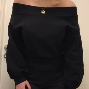  Off shoulder tröja - Jättefin svart off shoulder tröja som tyvärr bara ligger i garderoben. Använd fåtal gånger och är i bra skick☺️ (köparen står för frakten)