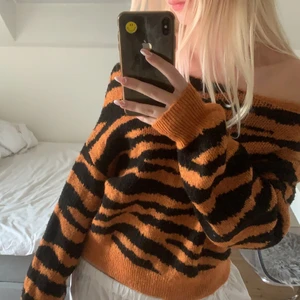 Stickad tröja med zebramönster i strl S - Brunorange tröja, som passar bäst off shoulder 