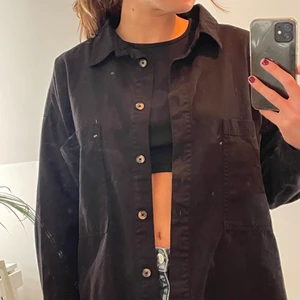 Svart skjorta - Svart skjorta i lite tjockare material, hade kunnat fungera som en sommarjacka eller som en vanlig skjorta nu när det är lite kallare. Aldrig använd, så väldigt bra skick🖤