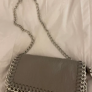 Grå väska  - En jätte fin väska, rymmer mycket och är i gott skick! Använd 2 gånger! Köparen står för frakten 