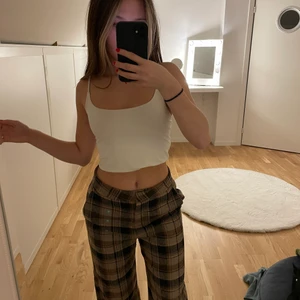 Rutiga bruna byxor  - Skit snygga byxor som sitter bra och skönt, i ett bra skick! Köparen står för frakten!