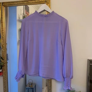 Blus - Lila blus från Gina Tricot. Storlek 36. 