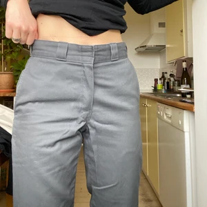 Dickies byxor! - Snygga gråa dickies byxor! Hittar ingen storlek men passar mig som har S / 27/31-32 i jeans ! kan skicka innermått etc om det önskas! 