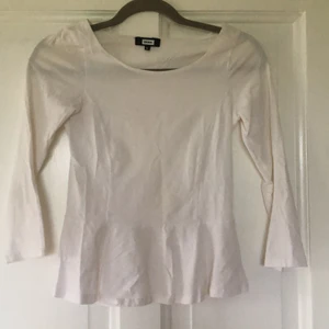 Vit peplumtopp - Vit peplumtopp från Bikbok 