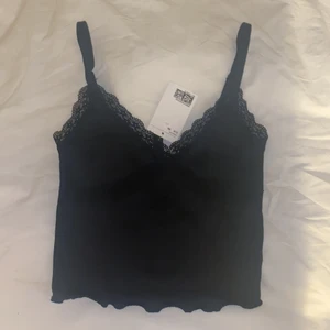 Svart topp - Sött linne med fina detaljer, aldrig använt pga lite för liten för mig