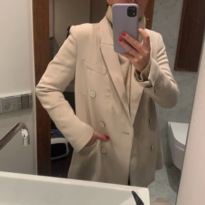 Kavaj - Snygg kavaj från Mango, ljusbeige och dubbelknäppt. 