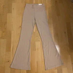 Beigea yogapants - Oanvända mid waist byxor från gina tricot i regular length, passar någon under 175, st xs💞