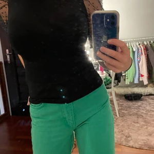 puffarmad festtopp  - Knappt använd svart puffarm tröja med prickar. 