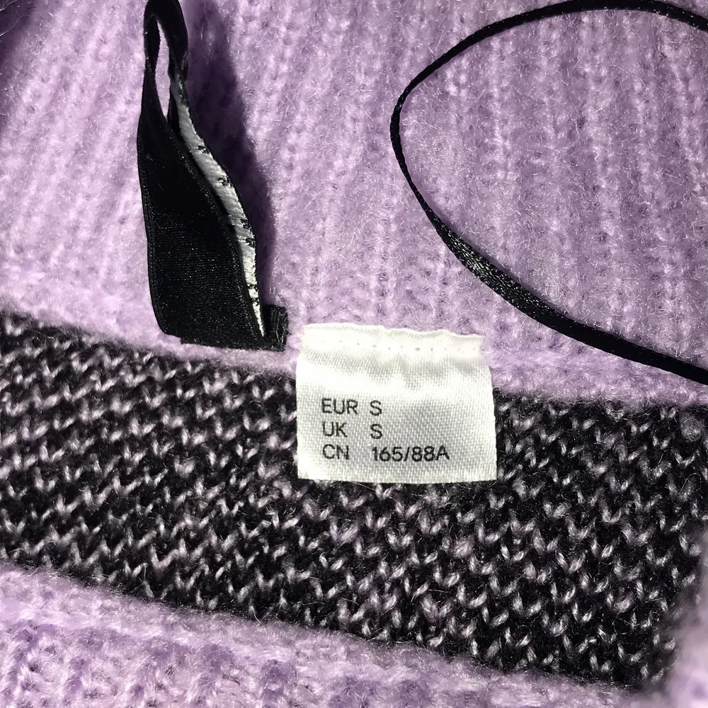 En lila och svart tröja från H&M med djur mönster. 300kr + frakt. Tröjor & Koftor.