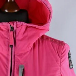 Parajumper höstjacka , slimfitt. Rosa 🤩🤩 - Parajumper höstjacka , slimfitt. Rosa 🤩🤩 är bara använd ett fåtal gånger. Stl M.                             Säljes billigt, rensar ut hemma så MÅNGA annonser G👍. Så söker du något speciellt (märkeskläder, smik, parfym, jackor,skor mm ett mess..                                                                                                        💌🌺 Postas över hela Sverige, helst med rek. post för bådas säkerhet.