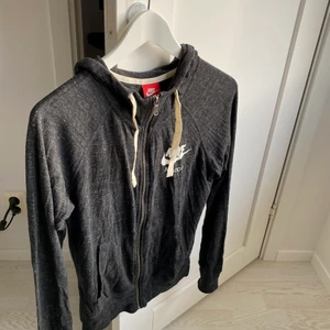 Nikedress - Dress från Nike, kofta med huva och tillhörande byxor i tunnt material, båda i väldigt fint skick. Frakt står köpare för (köpare väljer fraktsätt) eller kan vi mötas upp i Kävlinge/Lund/Landskrona/Staffanstorp/Löddeköpinge osv 