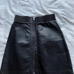 Läder kjol - Svart läder kjol med dragkedja fram🖤 sitter fint över midjan men kommer aldrig till användning.