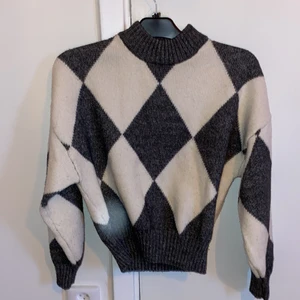 H&M - Hej, jag säljer nu denna fina stickade långärmade tröja då den inte kommer till användning längre. Använt va 3 ggr. St XS/S men ändå hyfsat stor i storleken så skulle säga att den passar även M. Pris kan diskuteras😊