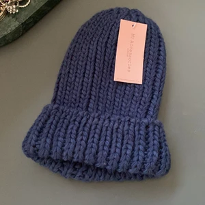 Mörkblå mössa - Jättefin mörkblå mössa köpt på ASOS för 199. Aldrig använd, lappen kvar. Frakt ingår ej