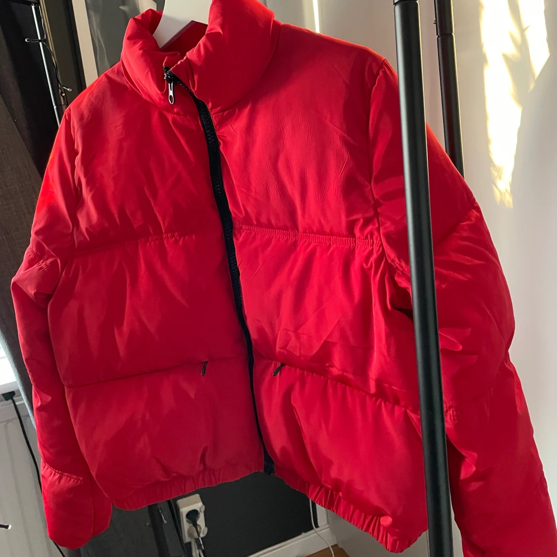 Röd croppad vinterjacka, strl. S - 90