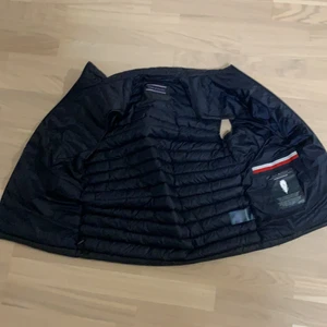 Väst storlek m - En Tommy hilfiger väst 2 år gammal använd 1 gång