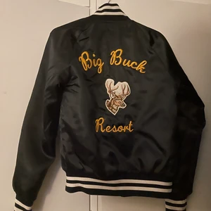 varsity jacka - skitsnygg jacka som tyvärr inte kommer till användning. köpt här på plick och är i fint skick. Köpare står för frakt!