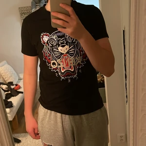 Kenzo T-shirt XS - Kenzo T-shirt storlek XS bra skick köpt för något år sedan vill sälja den för den passar inte mig längre. Priset är inte fast så kom med bud och vad ni vill köpa den för😀