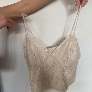 Söta toppar i tre olika färger - Söta toppar i tre olika färger, vit, beige och svart. Köp 1 för 50 kr eller alla för 110 💗