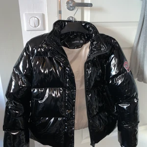 Vinterjacka  - Vinter/höst jacka från boohoo, i storlek 34/36 lite oklart. Köpt här på Plick men säljer pågrund av att den va lite för stor för min smak. Annars jätte fin och i bra skick💕 Köparen står för frakten 🖤🖤