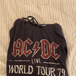 Acdc hoddie  - ”Andra bilden är lånad” säljer denna hoddie från h&m då den inte kommer till användning, köparen står för frakten. 🙃