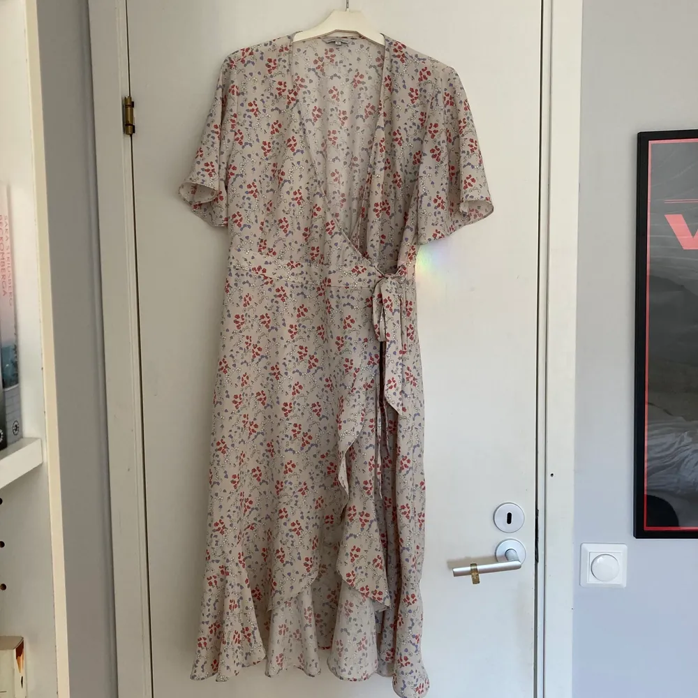 Blommig omlottklänning från MQ. Knappt använd då den är lite liten för mig. Köparen står för frakten. 🌸. Klänningar.