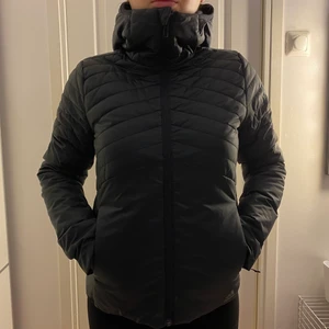 Adidas Jacka - Helt ny. Super snygg och bra kvalitet.