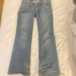 Baggy jeans med snygga fickor  - Snygga blåa jeans, lite drain. Använder aldrig. Slitningar längst ned (se bild). Frakt 79kr♥️♥️