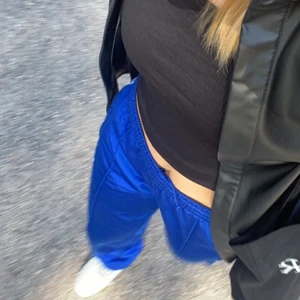 Blå trackpants - Snygga blå adidas trackpants🦋🦋