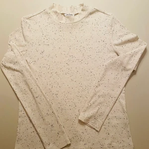 Tröja Monki - Långärmad tröja från Monki, tunt ribbad, bomull, ljusbeige med svart o mörkblå prickar. Använd men fin.