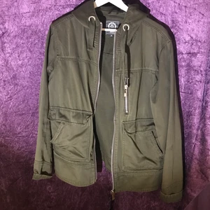 Militärgrön Jacka - Härlig jacka med utomordentliga fickor! 100% bomull! Köpt vintage och lätt nött, med kärlek 🥰  