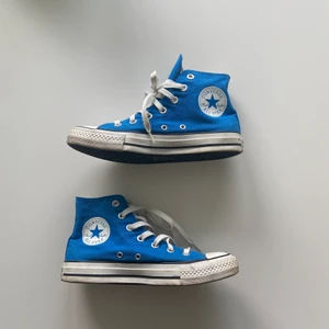 Converse skor - Blåa converse skor i bra skick. Jag köpte dom av en annan tjej på Plick men den va tyvärr för små för mig så kunde aldrig använda de💗 köp direkt för 400kr + frakt