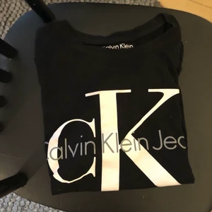 Ck - Vet dessvärre inte om den är äkta eller inte då jag fick den av en gammal flamma. 