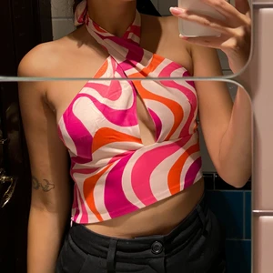 zara crop top - säljer denna suuuuuuper snygga slutsålda halterneck från zara som du kan styla på olika sätt!! den är tyvärr lite ”skadad” som andra bilden visar, men det är inte jätte tydligt som första bilden visar, det syns knappt. endast använd 1 gång💖