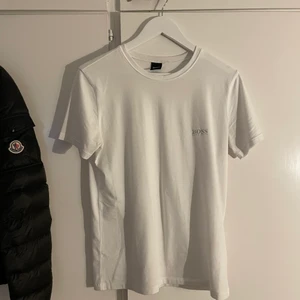 Hugo boss t-shirt - Hugo boss t-shirt i bra skick ! 