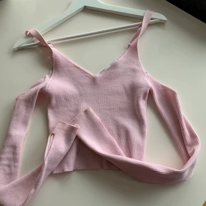 Kort topp - Fin stickad rosa topp från zara i kortare modell i nyskick, endast använd ett fåtal gånger. Storlek S. Köptes ny för 230kr 