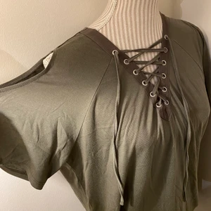 Tröja  - Tröja med cutouts vid axlarna och snörningen på framsidan strl 42 men kan passa flera strl beronde på hur man vill att passformen ska vara💖