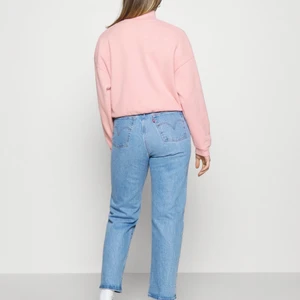 Levis jeans  - Levis ribcage jeans ankel längd jeans. Köpta ca 4 år sedan. Frakt tillkommer 