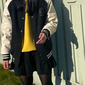 College jacka - Från Urban Outfitters. Sparsamt använd. Pm för intresse eller fler bilder, frakt tillkommer. 🤍