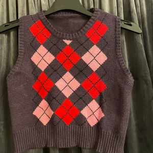 Väst  - Jättefin rutig väst😍 den är kroppad och storleken XS-S, köparen står för frakten💕