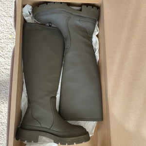 Zara ”Plana stövlar” - Säljer mina stövlar från Zara i färgen ”Khakigrön” storlek 37. Endast använda en gång, säljer pga för stor storlek. Ordinariepris 599kr säljer för 450 eller högsta bud! Startar budgivning om många är intresserade. Kan skickas om köparen står för frakt 🥰