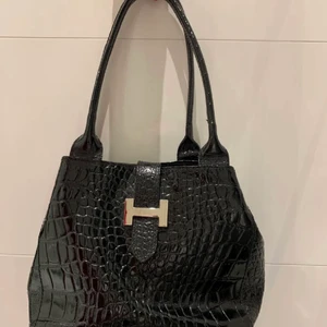 Vintage väska  - En vintage väska i ormskinn som är köpt här på Plick. Superbra skick, säljer pga att den inte kommit till användning. 