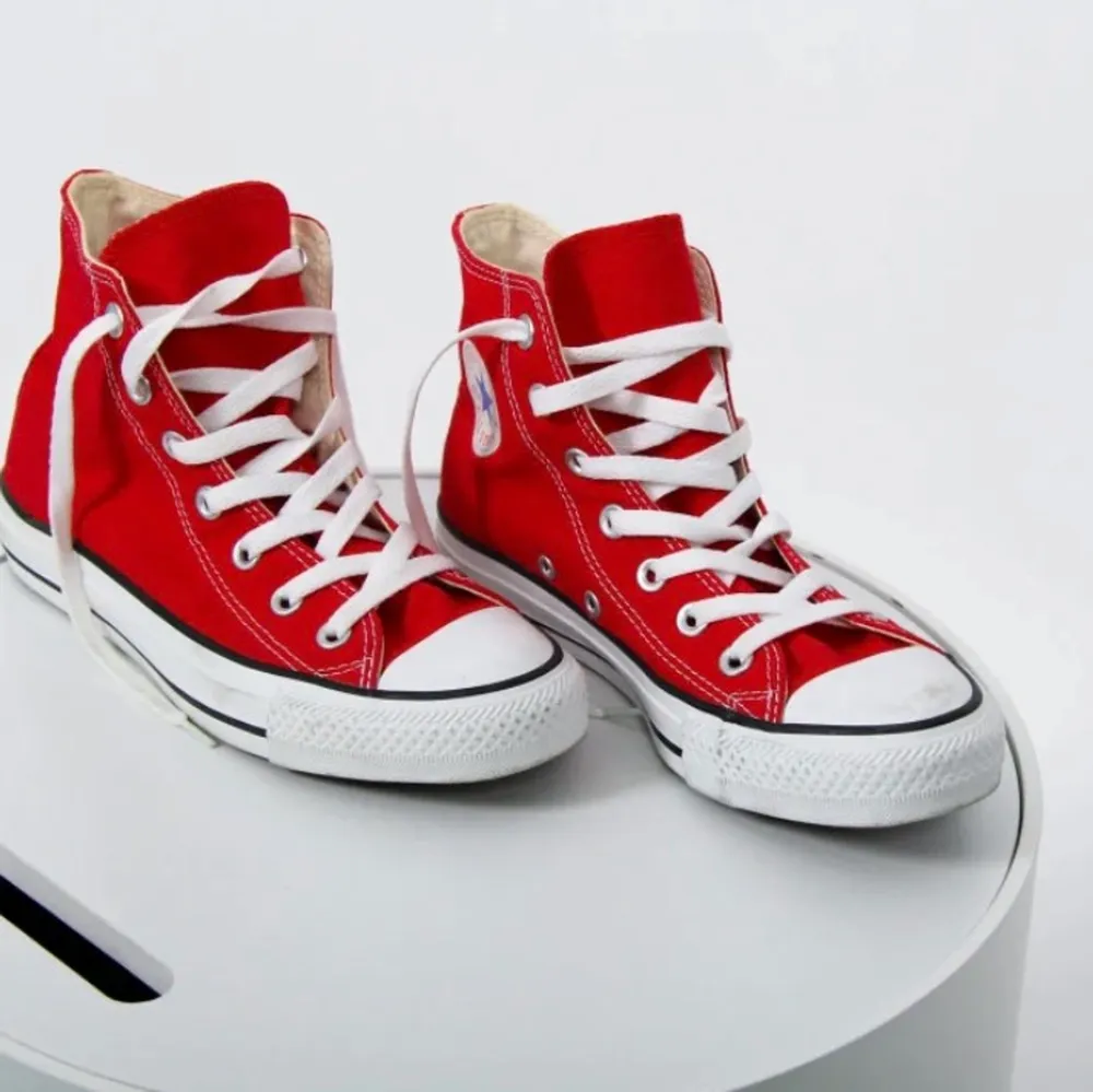 Säljer dessa röda Converse, bra skick men ändå använda. Säljer då dom är för små💞 (inte min bild) . Skor.