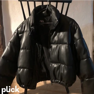 Jacka  - Säljer denna jacka ifrån Zara i st Xs💗