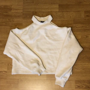 Gina Tricot tröja - Sååå mysig och fin tröja från Gina som aldrig använts. Nyskick! Super skönt material, inte stickigt!🤎 frakt på 50 kr tillkommer! Storlek xs men passar även s