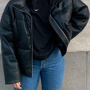 Oversize jacka  - Oversize jacka från GinaTricot i typ skinninitation. Storlek M 