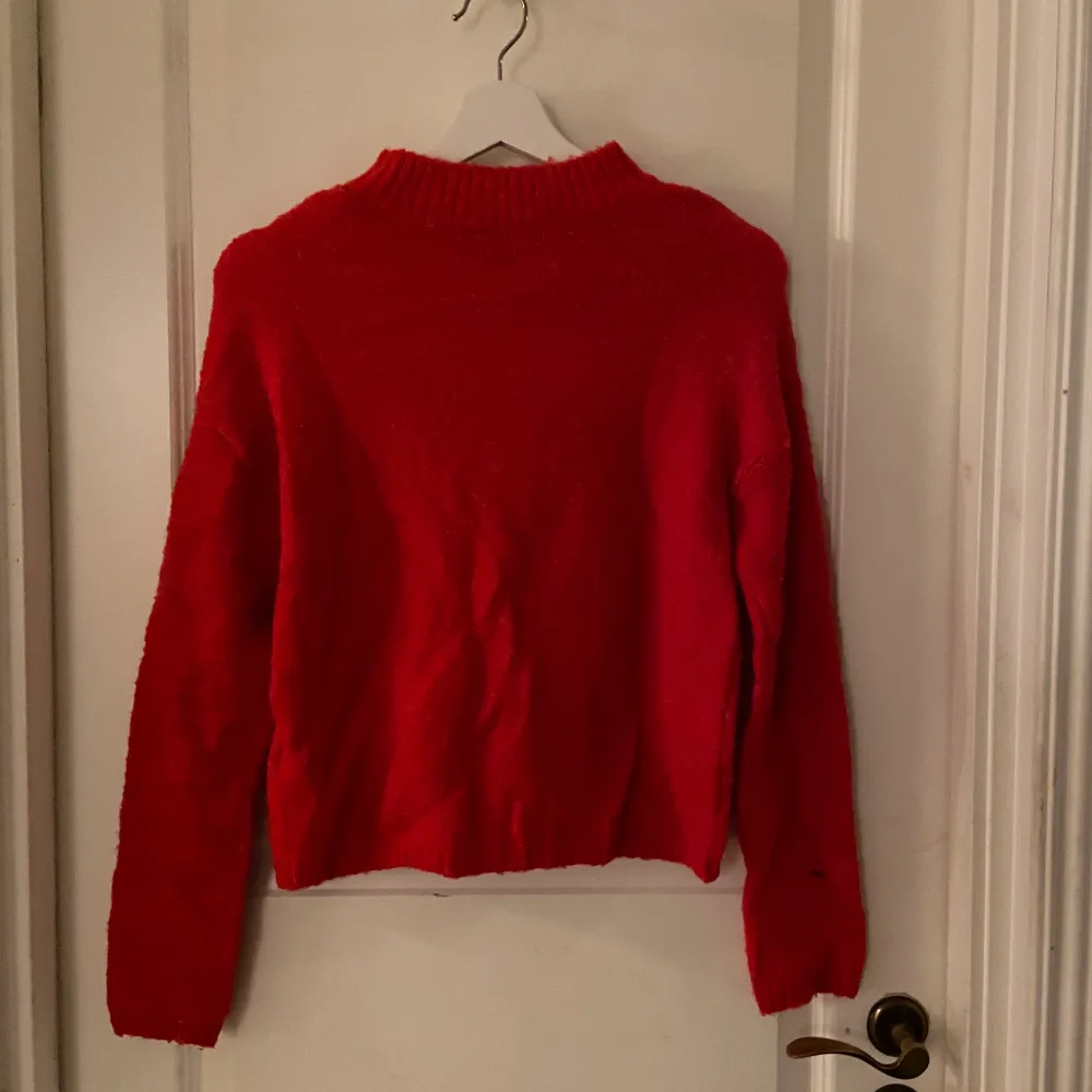 Röd stickad tröja, köpt för 300kr säljer för 100kr + frakt, perfekt för vinter och jul.. Tröjor & Koftor.